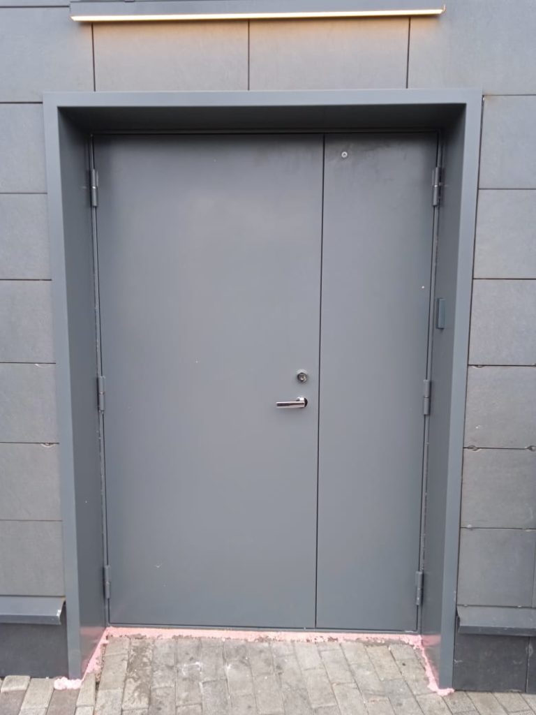 Установлена противопожарная дверь в ТК Порт Находка